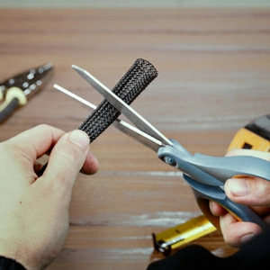 Cutting Techflex Flexo® PET Plus with ordinary scissors